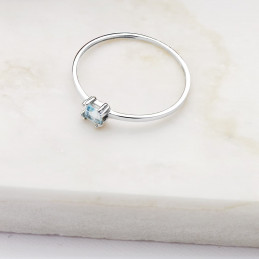 Bague or 18 carats et aigue-marine