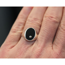 Chevaliere argent, onyx et diamant 0,020 carat