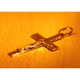 Pendentif croix avec Christ en or jaune 18 carats