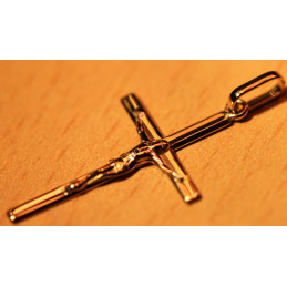 Pendentif Croix or jaune 18 carats et Christ
