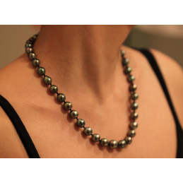 Collier 40 perles de Tahiti forme "poire" 9/10 mm de longueur 47 cm