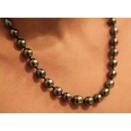Collier 40 perles de Tahiti forme "poire" 9/10 mm de longueur 47 cm